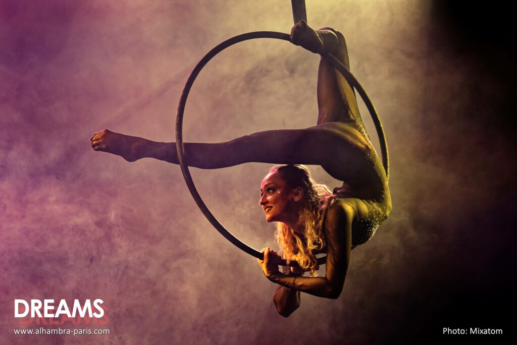 Jessica Prevalet en spectacle avec un cerceau aérien