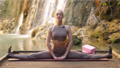 Jessica en grand écart facial en extérieur