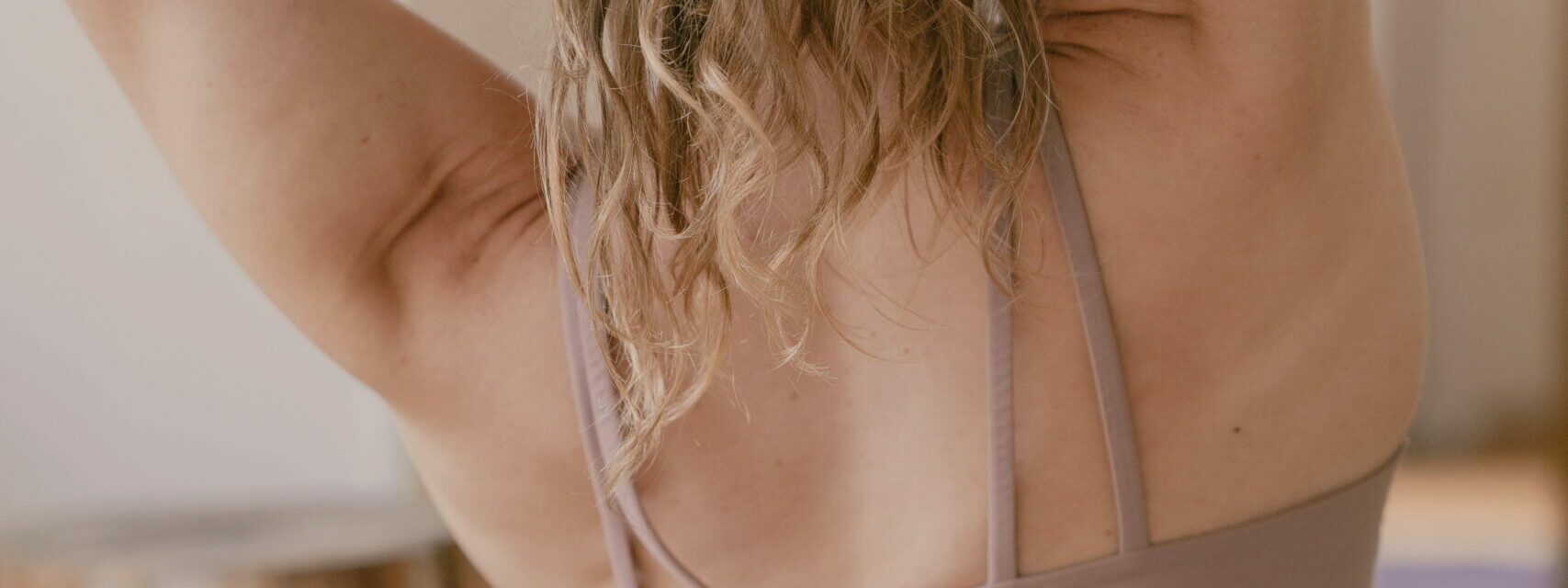 Jessica réalise des exercices de mobilité du dos pour améliorer la souplesse et le contrôle de la colonne vertébrale.