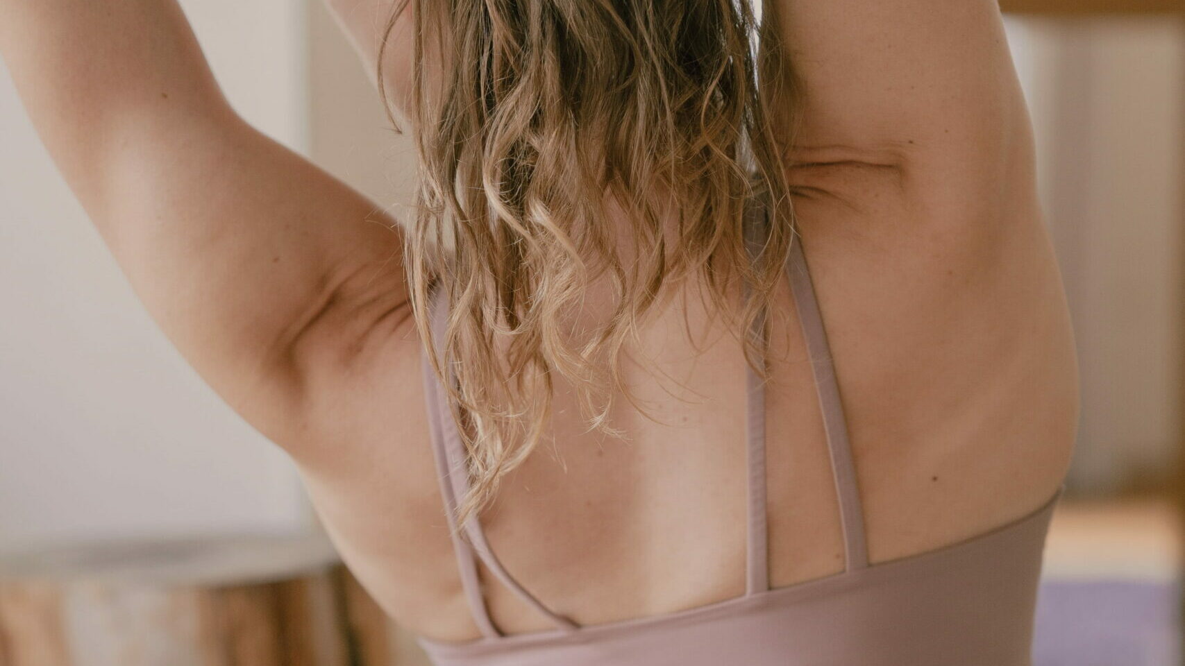 Jessica réalise des exercices de mobilité du dos pour améliorer la souplesse et le contrôle de la colonne vertébrale.